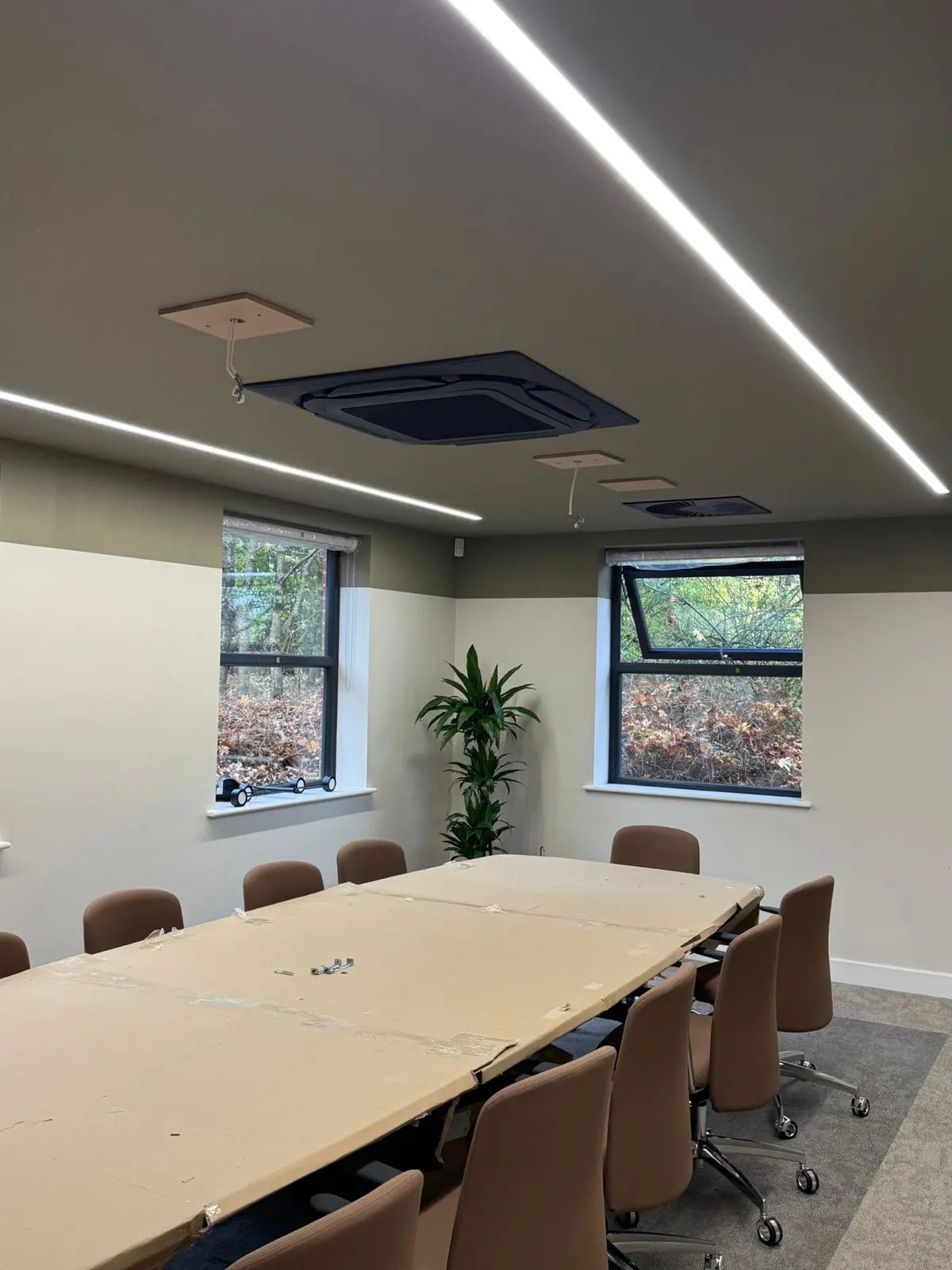 Air conditioning cassette recessed into a boardroom ceiling